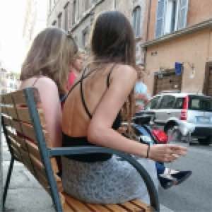 Autre femme italienne sans soutien gorge