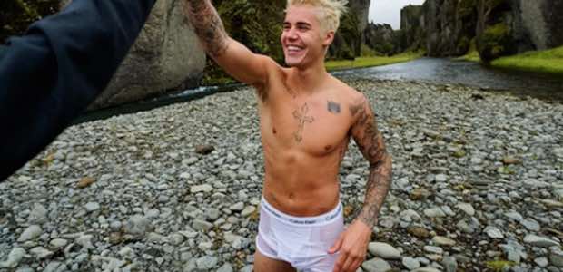 Connerie universelle des adolescentes à travers le monde: un nobody pseudo transgressiste en caleçon suscitera plus d'intérêt que toute la poésie du monde réunie http://www.programme-tv.net/news/people/71982-justin-bieber-affole-la-toile-en-publiant-une-photo-de-lui-en-boxer-moulant-photo/