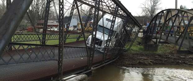 camion-trop-lourd-detruit-pont