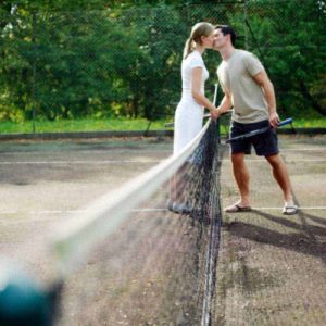 Des sex friends jouent au tennis