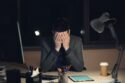 Homme pensif évoquant le stress et son influence sur les préférences esthétiques