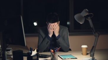 Homme pensif évoquant le stress et son influence sur les préférences esthétiques