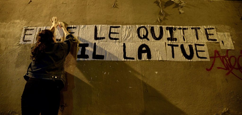 "Elle le quitte, il la tue" : Collage féministe de rue dénonçant le féminicide