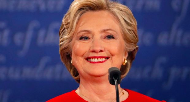 Hilary Clinton sourit pendant débat présidentiel
