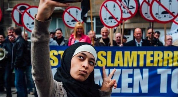 Musulmane oppose manifestants xénophobes avec humour
